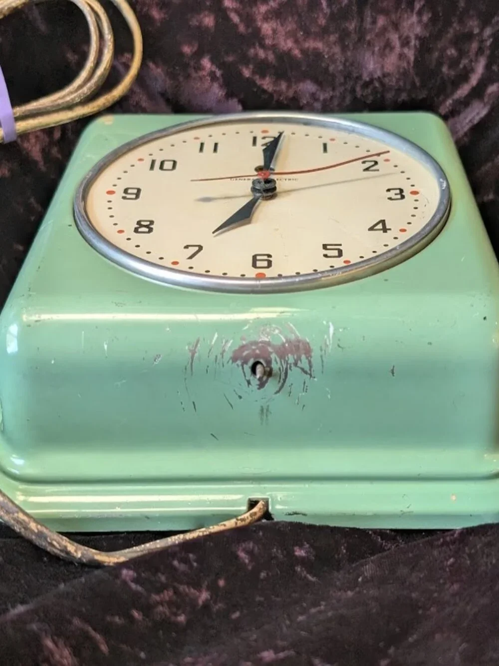 Vintage General Electric metal wall clock model #2H08 - runs, missing glass dome